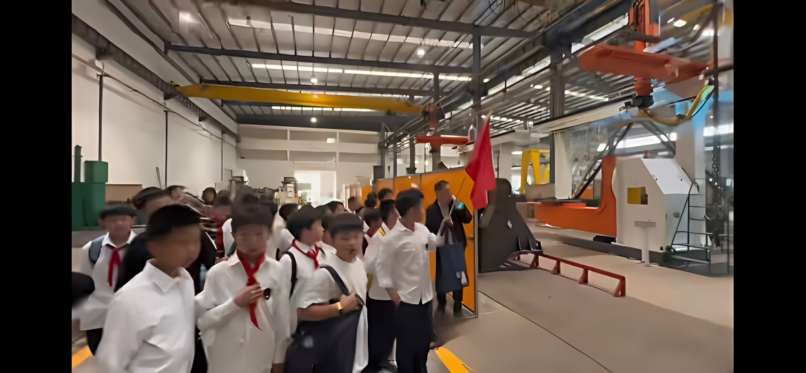 童心探机械·智启匠心梦——养正中心小学走进晋工机械，开启